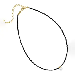 Collier ras-du-cou en perles de cristal noir avec chaîne dorée et perle blanche