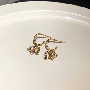 Detailansicht eleganter goldfarbener Ohrringe mit kristallbesetzten Herzanhängern