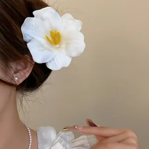 Primo piano di un'elegante clip per capelli a fiore in schiuma bianca per uno stile dolce