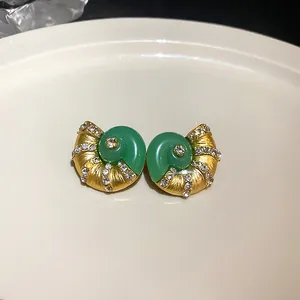 Vintage goldfarbene Schneckenohrringe mit grüner Emaille und glitzernden Strasssteinen