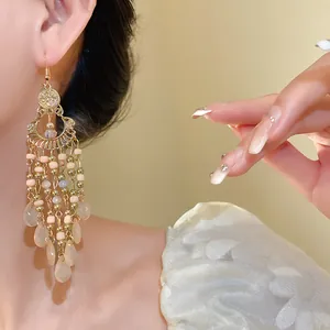 Primo piano di orecchini vintage in stile etnico bohémien con perle di vetro