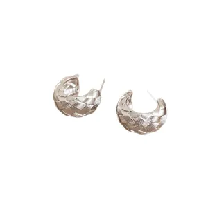 Elegantes pendientes de botón plateados en forma de C con un refinado patrón de tejido cruzado