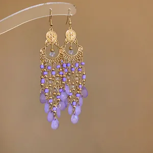 Eleganti orecchini bohémien dorati con perline di vetro viola e ciondoli a goccia