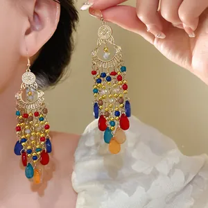 Dettaglio ravvicinato di perline di vetro colorate e pendenti a goccia in stile boho