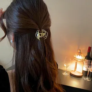 Elegante molletta per capelli a fiore dorata con perla per donna, vero stile retrò.