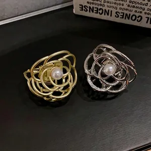 Eleganti mollette per capelli in metallo a forma di rosa con perle in oro e argento