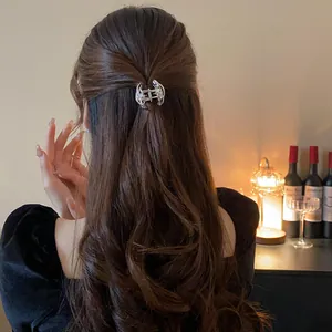 Primo piano di una pinza per capelli in metallo argento vintage per un'acconciatura elegante.