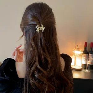 Elegante molletta per capelli in metallo dorato con fiore di perla, fermaglio vintage da donna