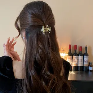 Elegante molletta per capelli a fiore in metallo dorato in dettaglio acconciatura