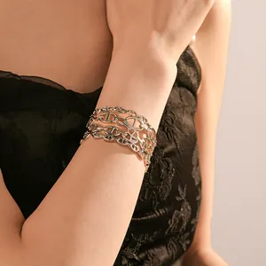 Vista dettagliata del bracciale multistrato in argento al polso di una donna.