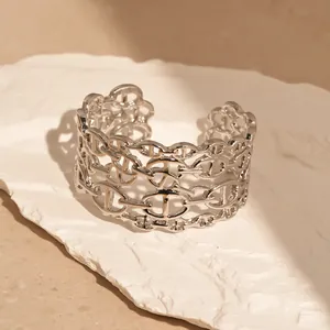 Primo piano di un bracciale rigido multistrato in argento con maglie a naso di maiale