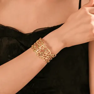 Elegante primo piano di un bracciale a maglie dorate multistrato con design a maiale