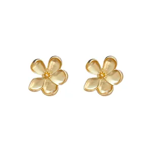 Elegantes pendientes de botón con flores doradas de cinco pétalos y detalles finos