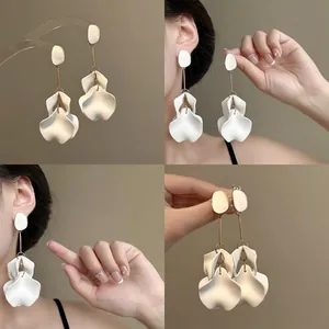 Eleganti Orecchini a Nappa con Petali di Acrilico con Perno in Argento Orecchini a Fiore Smaltati Francesi per Donna Gioielli