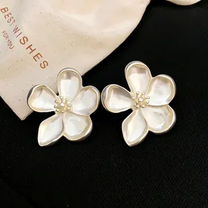 Primer plano elegante que muestra el acabado nacarado de estos pendientes de flores