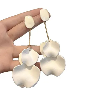 Eleganti orecchini a nappa con petali in acrilico bianco e perno oro