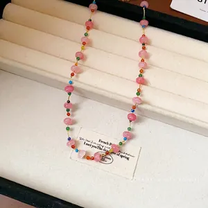 Collier de perles de verre roses sur chaîne en acier inoxydable doré dans un coffret