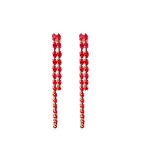 Eleganti orecchini lunghi con nappe in zircone rosso e doppi fili asimmetrici per donna