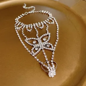 Pulsera de mano con mariposa de diamantes de imitación y anillo integrado