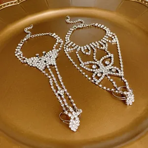 Pulsera de mano con mariposa de diamantes de imitación y detalle de anillo elegante