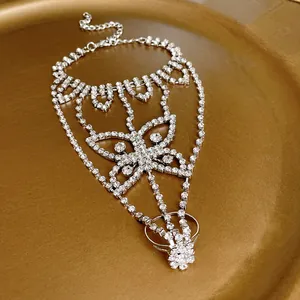Vista detallada de una pulsera de mano con mariposa de diamantes de imitación brillantes