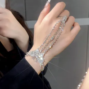 Vista detallada de la cadena de mano de mariposa brillante con detalles de pedrería