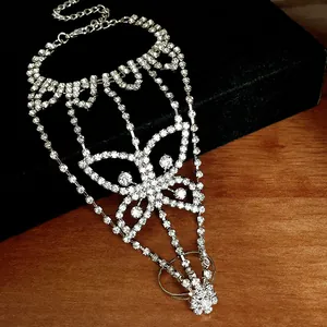 Elegante pulsera de mano con mariposa de diamantes de imitación y finas cadenas