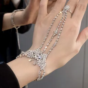 Vista detallada de una elegante cadena de mano con mariposa de diamantes de imitación