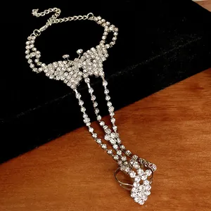 Vista detallada de pulsera de mano plateada con elegante motivo de mariposa de strass