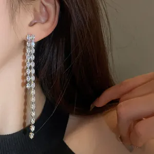 Eleganti orecchini a nappa lunga in argento con zirconi a taglio marquise.