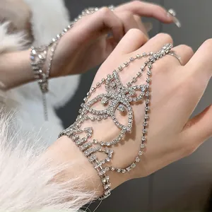 Vista detallada de una pulsera de mano con mariposa y brillantes detalles de strass