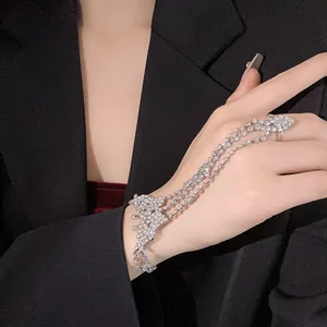Vista detallada de una cadena de mano de mariposa con diamantes de imitacion.
