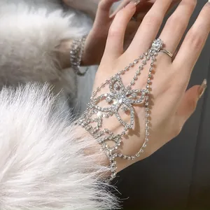Primer plano detallado de una pulsera de mano de mariposa de diamantes con anillo de dedo.