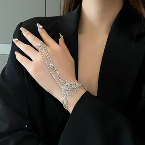Pulsera de mano con anillo de mariposa y brillantes cadenas de pedrería.