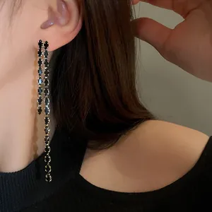 Eleganti orecchini pendenti con nappa lunga in zircone nero e ago in argento per donna