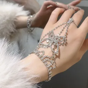 Primer plano detallado de pulsera de mano con mariposa de strass brillante en mano
