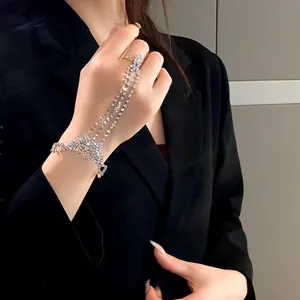 Detalle de pulsera de cadena de mano con mariposa de diamantes de imitación brillantes.