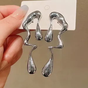 Orecchini a goccia in metallo liquido irregolare con finitura argento a specchio lucida