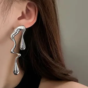 Orecchini pendenti irregolari in metallo liquido con ago in argento e finitura