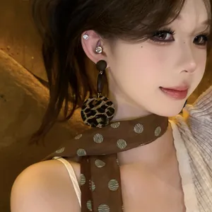 Elegantes pendientes largos de acrílico con estampado de leopardo para moda de otoño