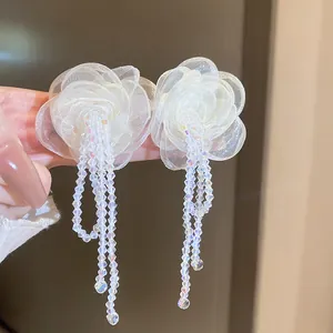 Elegante weiße Stoffblumen-Ohrringe mit Quasten aus schillernden Perlen und Silbernadeln