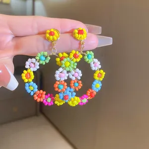 Vibrant bunte perlenbesetzte Blumenohrringe im Bohemian-Stil mit Makro-Handwerkskunst