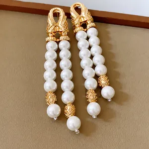 Élégantes boucles d'oreilles à pompons en perles avec clous géométriques