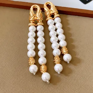 Élégantes boucles d'oreilles à pompons en perles avec clous géométriques
