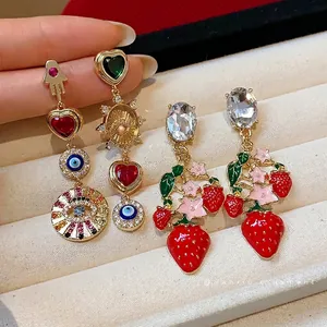 Elegante vergoldete Erdbeer- und Herzohrringe mit bunten Zirkoniasteinen besetzt