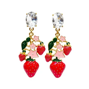 Charmante Erdbeer-Ohrhänger mit klaren Zirkonia-Steckern und rosa Emaille-Blumen