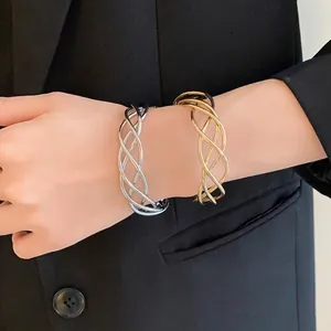 Bracciali rigidi aperti ritorti irregolari minimalisti in finitura oro e argento