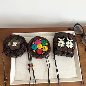 Juego de tres mini bolsos bohemios hechos a mano con cáscara de coco y flores.