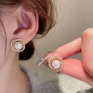 Boucles d'oreilles perles vintage avec cercles de cristaux et une finition dorée
