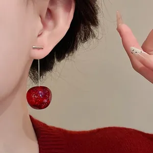Κομψά σκουλαρίκια κεράσι Anchora σε κόκκινο χρώμα με ασημένια βελόνα και γκλίτερ